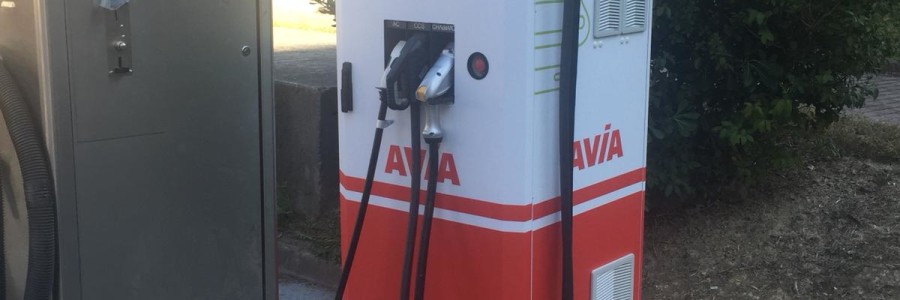 estacion-servicio-acitain-punto-recarga-rapida-coche-electrico-iberdorla-avia